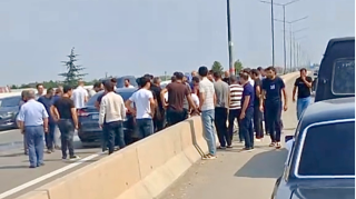 Şəmkirdə qəza: İdarəetmədən çıxan maşın beton arakəsməyə çırpıldı   - FOTO