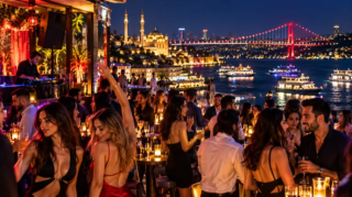Gündüz əxlaq dərsi, gecə əyləncə: Ərdoğanın Türkiyəsində İstanbulun görünməyən üzü 