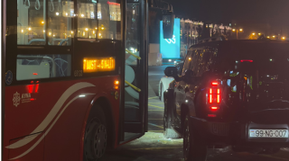 Qadın sürücü avtobusa yol verməyib qəza törətdi; digərini təhqir etdi  - VİDEO