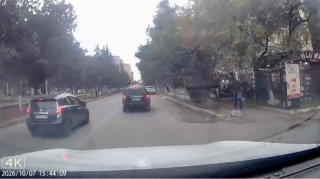 В Хырдалане автомобиль выехал на встречную полосу и создал аварийную ситуацию - 77-RY-378 - ВИДЕО 