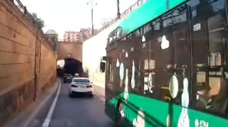 Bakıda avtobus sürücüsündən təhlükəli manevr: Səbəb nə olub? - VİDEO 