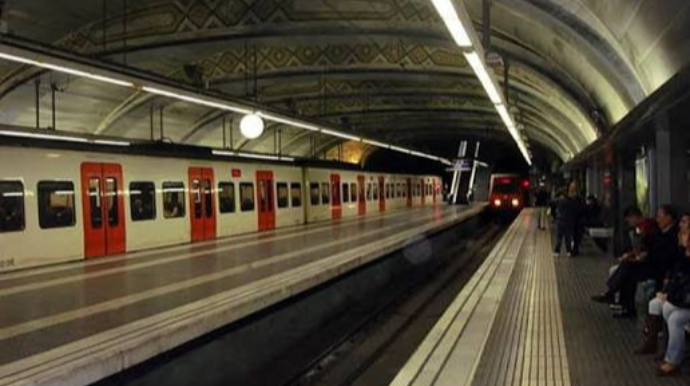 Bu ölkədə metronu SU BASDI  - VİDEO