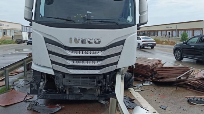 Bakı-Qazax yolunda qəza - 1 tona yaxın yanacaq yola töküldü   - FOTO