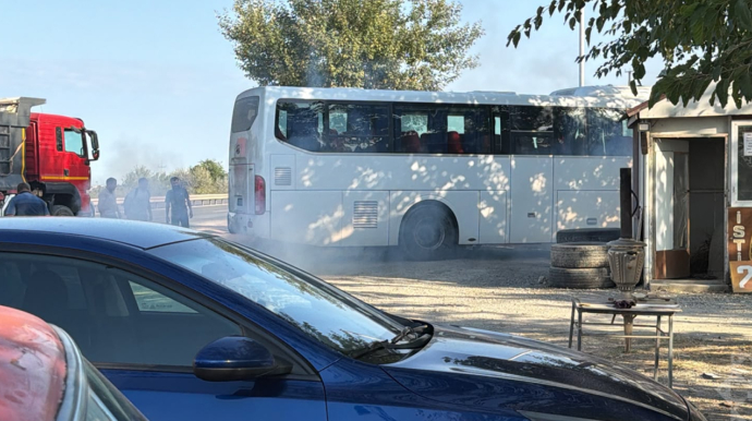 Bakıya gələn avtobusun təkəri yandı - Sərnişinlər yolda qaldı - FOTO