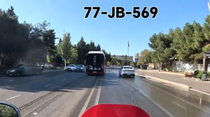"BakuBus" sürücüsü avtobusu çirkləndirməmək üçün 3 dəfə qayda pozdu - VİDEO