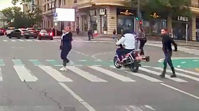 Qırmızıda yolayrıcına girən mopedçi qəzadan güclə yayındı   - VİDEO