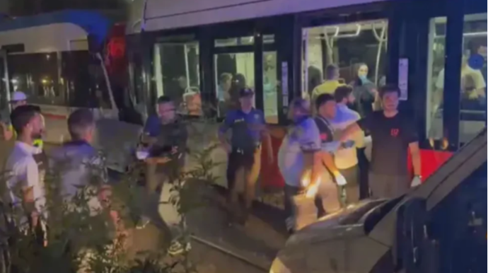 İstanbulda iki tramvay toqquşub, xəsarət alanlar var 