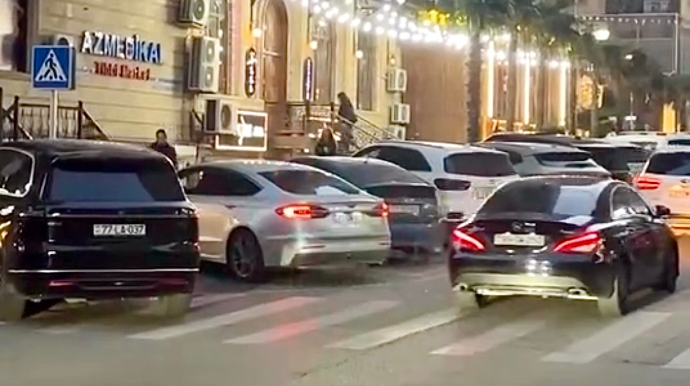 Piyada keçidini heçə sayıb maşını düz üzərində park etdi   - VİDEO