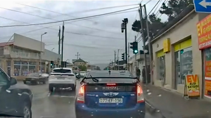 Yaşıl işıqda “yatan” sürücü arxadakı maşınları gözlətdi - VİDEO