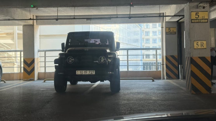 Sürücü maşını ilə iki parklanma yerini tutdu – 10-YF-727   - FOTO