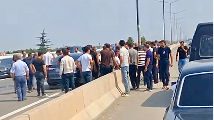 Şəmkirdə idarəetmədən çıxan maşın beton arakəsməyə çırpıldı   - VİDEO