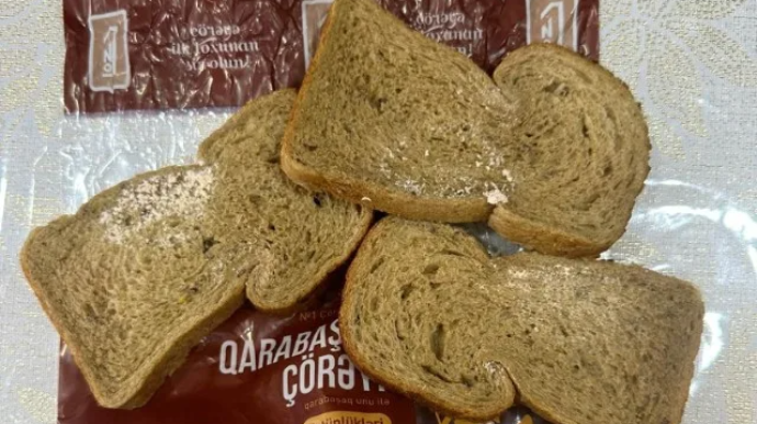 "Bolmart"dan alınan çörəkdə şübhəli ləkələr və kif aşkarlandı - FOTO 