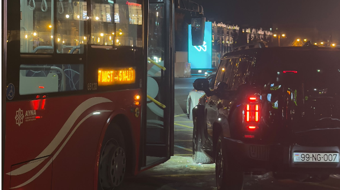 Qadın sürücü avtobusa yol verməyib qəza törətdi; digərini təhqir etdi - VİDEO - FOTO