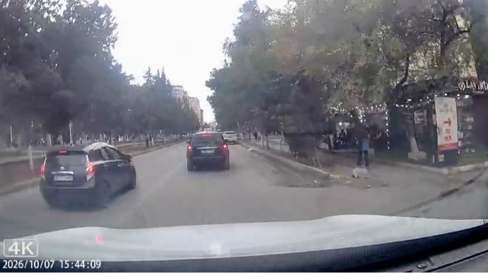 В Хырдалане автомобиль выехал на встречную полосу и создал аварийную ситуацию - 77-RY-378 - ВИДЕО 
