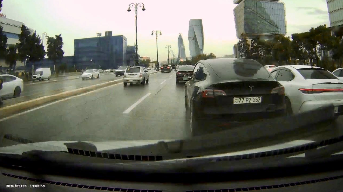 Gah sola, gah sağa keçən “Tesla” sürücüsü yol boyu təhlükə saçdı - VİDEO